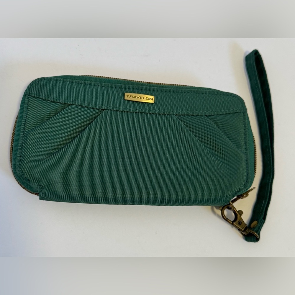 Travelon RFID Blocking Signature Pleated Zip green Wallet